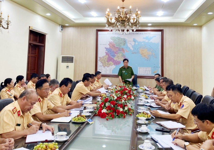 Phó Giám đốc Công an thành phố làm việc tại Phòng Cảnh sát giao thông